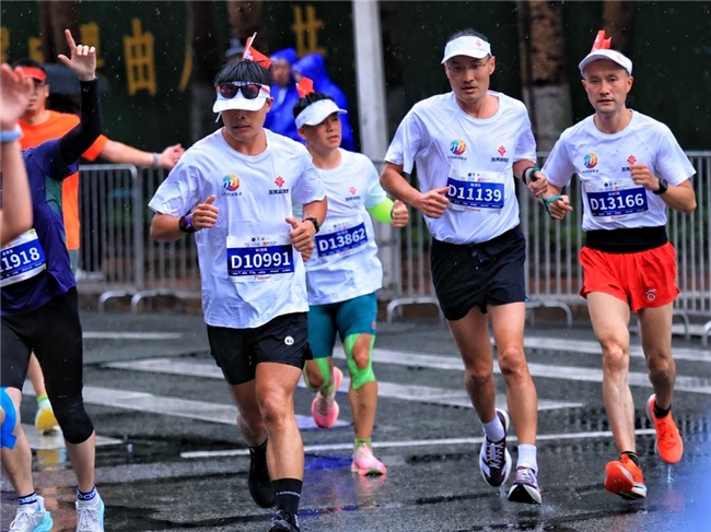 热爱没有障碍:张亮麻辣烫助力视障跑者完成2026哈尔滨马拉松 热爱没有障碍:张亮麻辣烫助力视障跑者完成2026哈尔滨马拉松