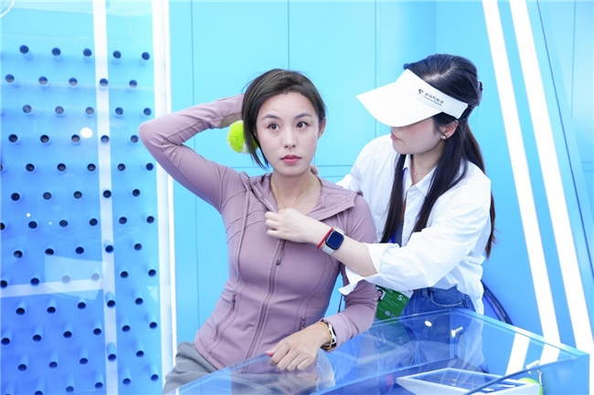 金伯利钻石闪耀2026中网 王蔷亮相与球迷温暖互动 金伯利钻石闪耀2026中网 王蔷亮相与球迷温暖互动