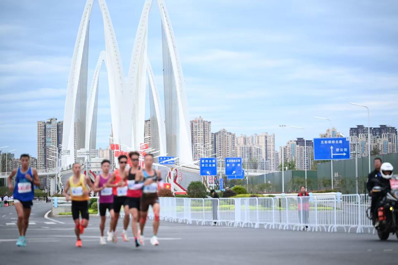 心向遂宁,奔跑不停!遂宁农商银行.2026遂宁观音湖马拉松鸣枪起跑! 心向遂宁,奔跑不停!遂宁农商银行.2026遂宁观音湖马拉松鸣枪起跑!