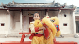 卫龙携舞狮少女打造非遗文化叙事 “好运”串联新春品牌营销 卫龙携舞狮少女打造非遗文化叙事 “好运”串联新春品牌营销
