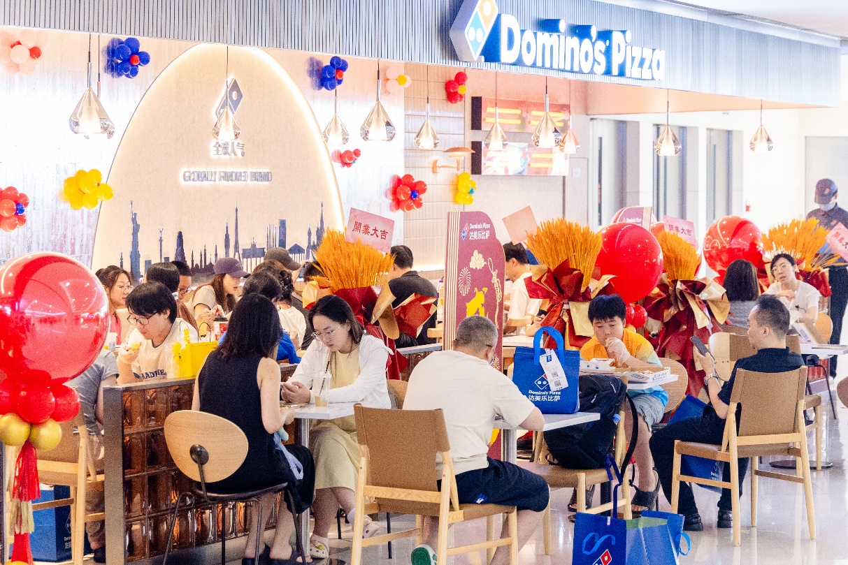 图片包含 室内, 桌子, 充满, 房间AI 生成的内容可能不正确。