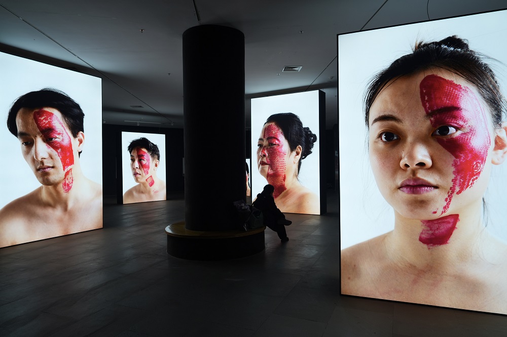 将50个鞋底印在脸上，《痕迹》杨烨炘艺术展引发观众热议