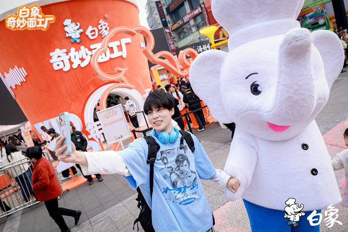 不止于面：白象“奇妙面工厂”如何成为现象级情绪地标？