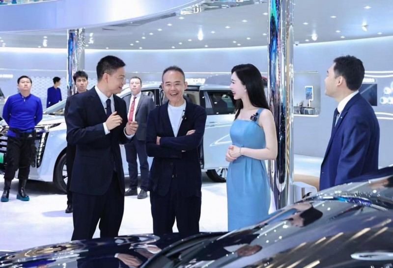 率先尝鲜AI创意!王石田朴珺化身科幻特工,引爆广告界新潮流 率先尝鲜AI创意!王石田朴珺化身科幻特工,引爆广告界新潮流