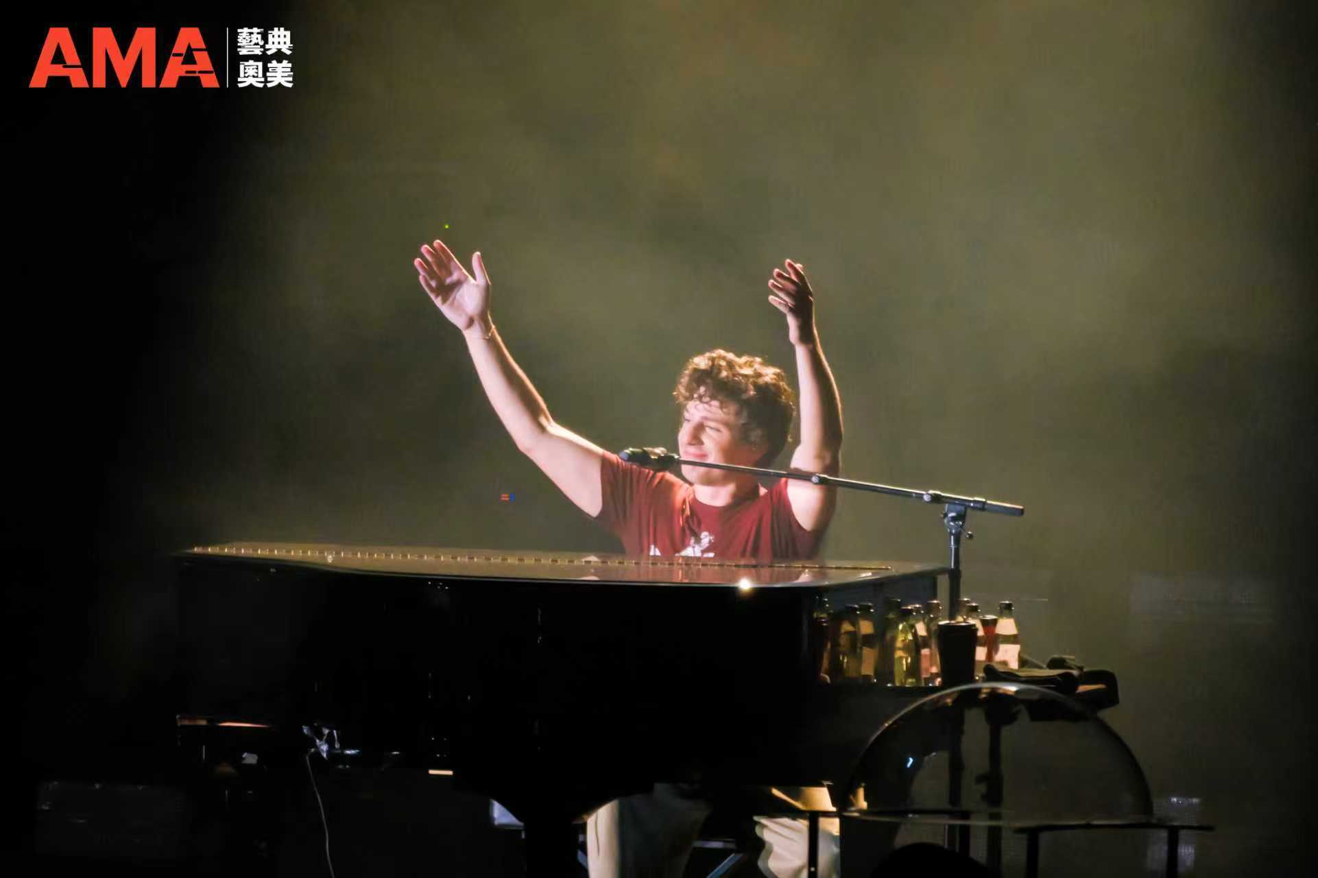 断眉中国三城巡演收官！万人催泪合唱被赞“格莱美平替” 