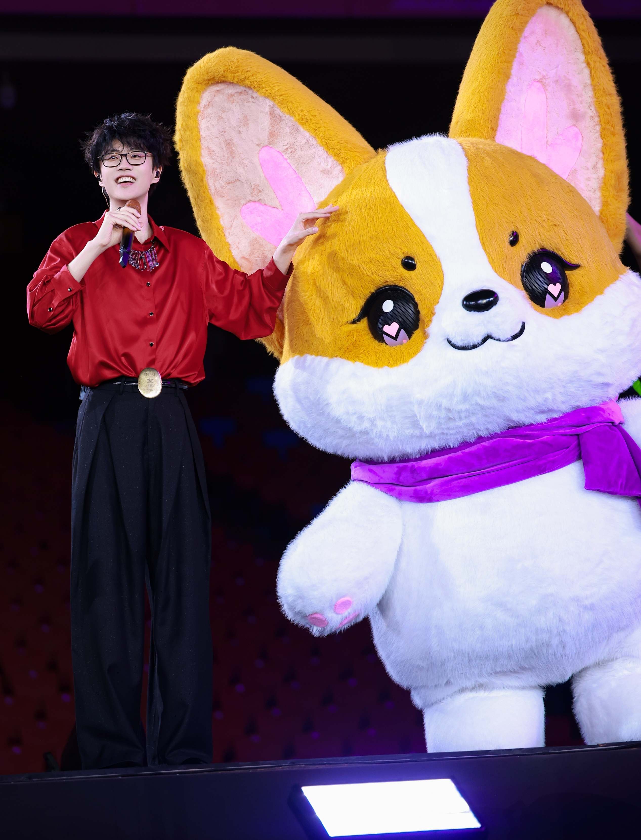 许嵩2026安泊猜想巡演首站杭州热烈开唱 “有你们的地方就是吾乡”