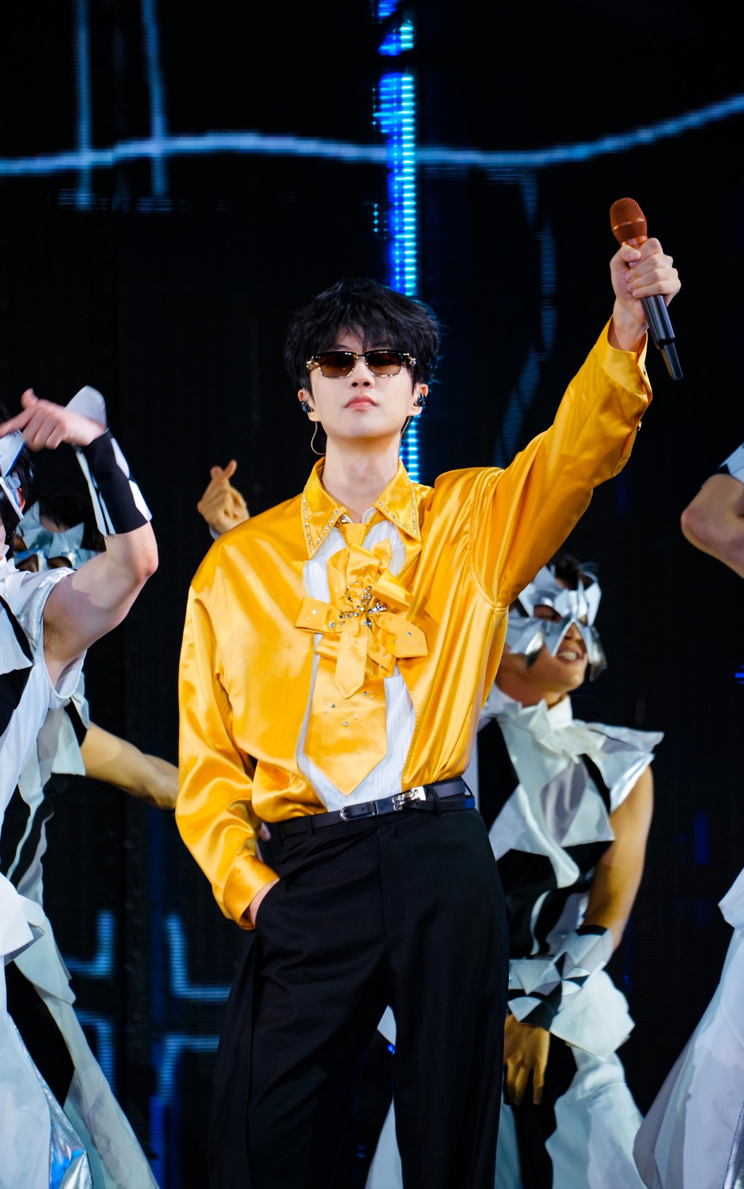 许嵩2026安泊猜想巡演首站杭州热烈开唱 “有你们的地方就是吾乡”
